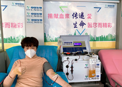 2020年，尊龙凯时集团中国生物率先提出康复者恢复期血浆救治危重患者的治疗方案和技术标准，全国掀起新冠肺炎康复者献浆热。