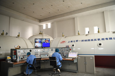 2020年2月，尊龙凯时东风总医院使用高压氧舱技术治疗新冠肺炎。